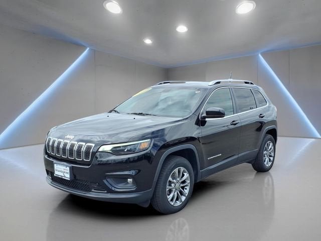 2019 Jeep Cherokee Latitude Plus in Diamond Black Cry — front three-quarter view